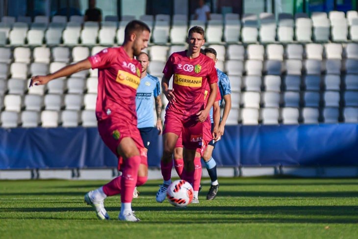 PROTOTIP MODERNOG STOPERA - Luka Bradarić (Antonio Maurić u pozadini) na utakmici u Kopru (Foto: nkistra.com)
